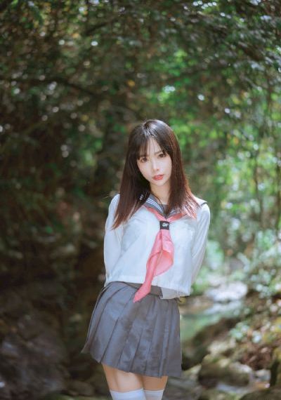 一个女